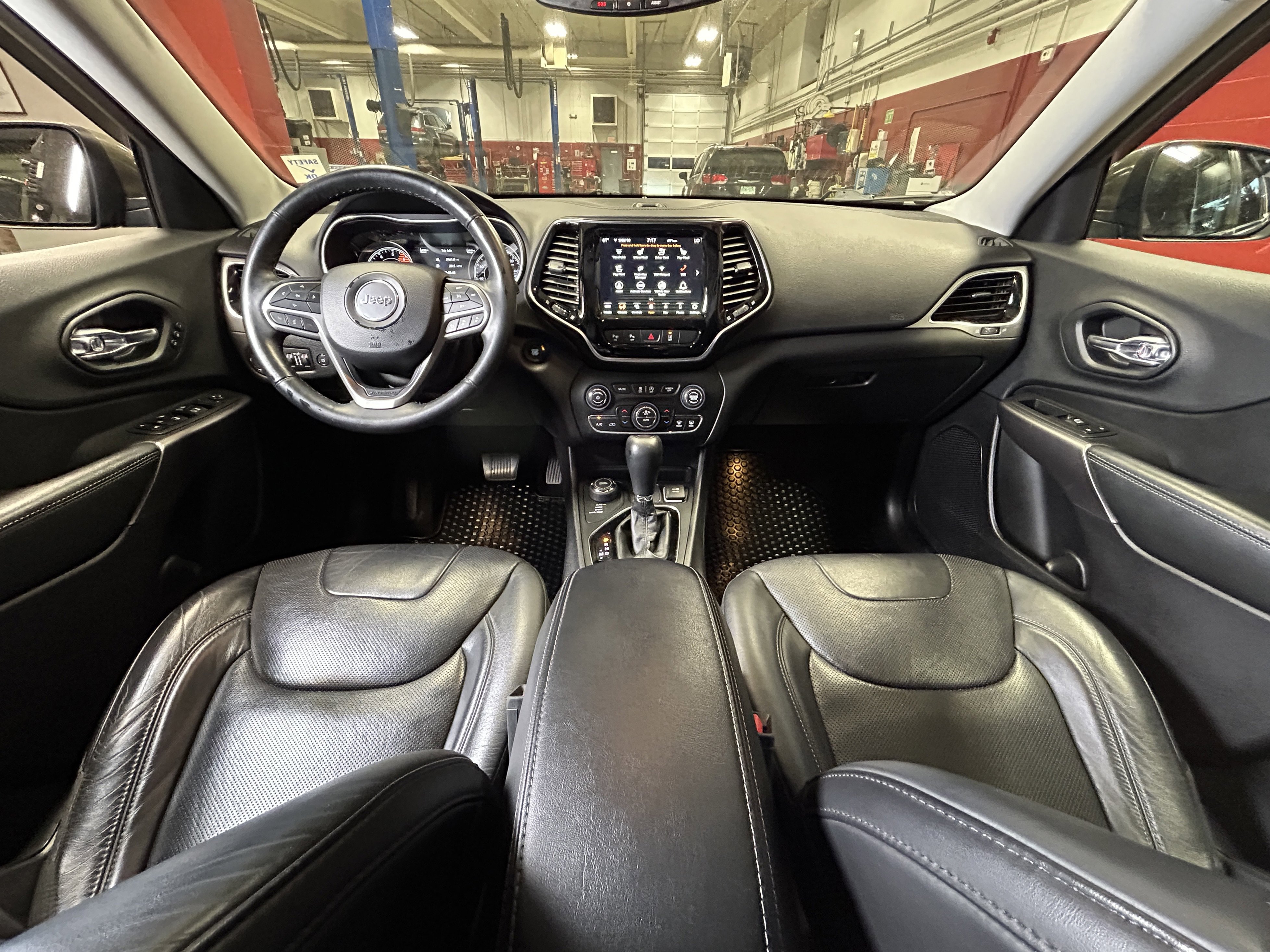 Used 2019 Jeep Cherokee Limited w/ Luxury Group image 8