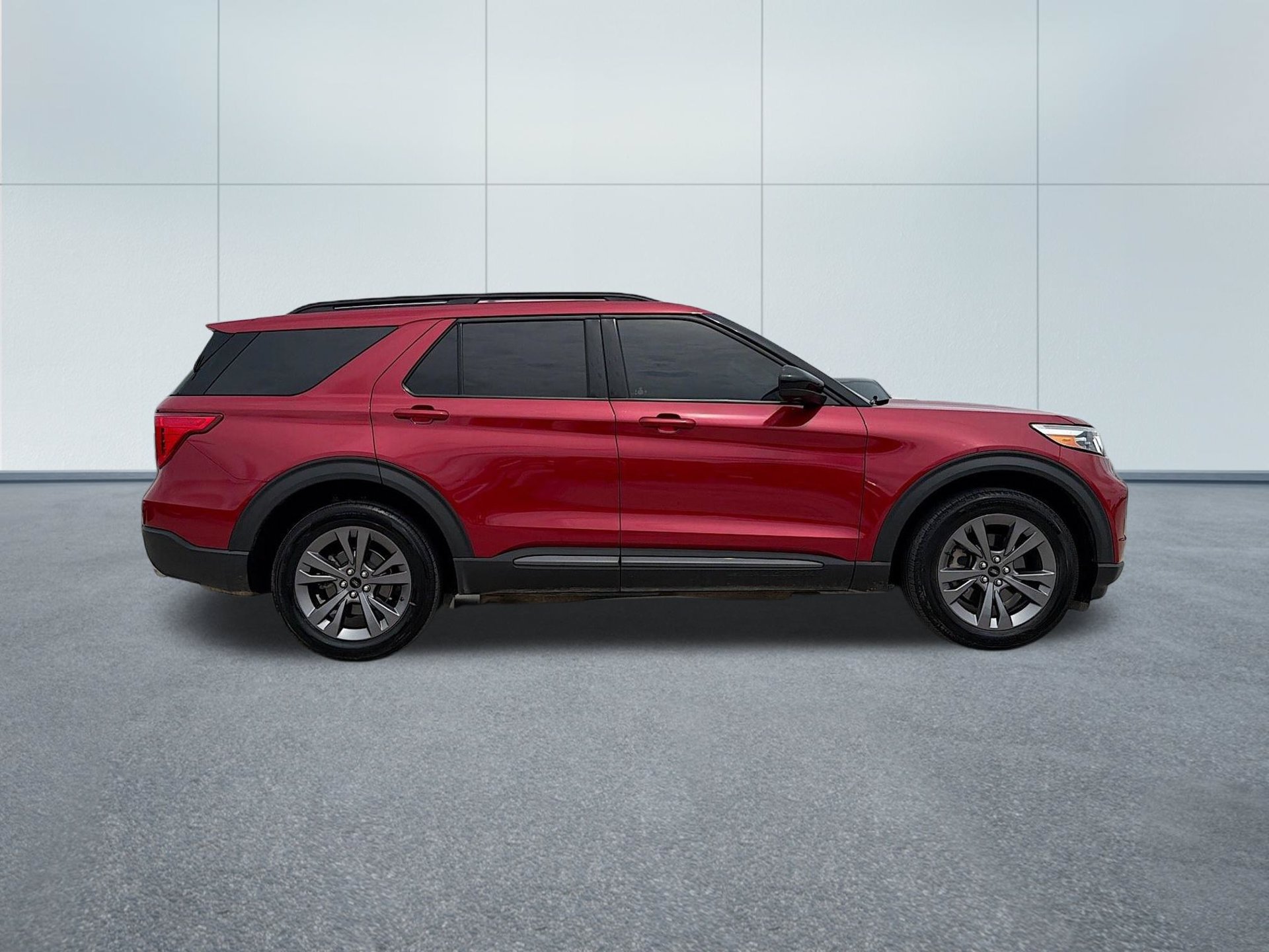 Certified 2022 Ford Explorer XLT w/ Equipment Group 202A AWD/4WD image 4