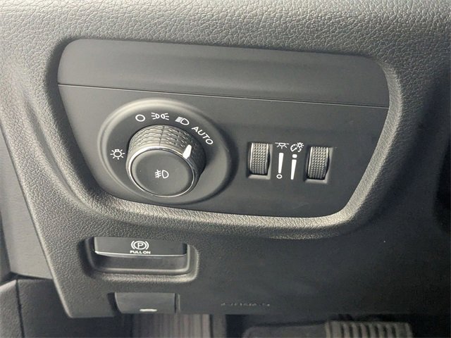 Used 2023 Jeep Grand Cherokee L Limited w/ Luxury Tech Group II image 16