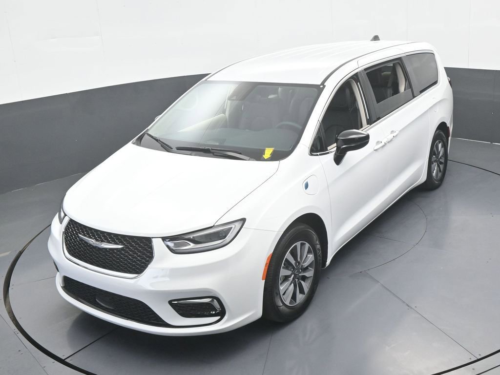 Used 2024 Chrysler Pacifica Select image 42