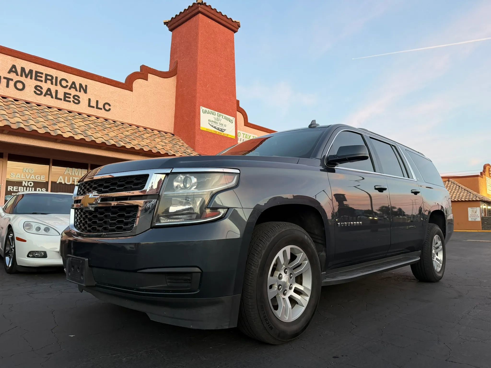 Used 2020 Chevrolet Suburban LT RWD image 1