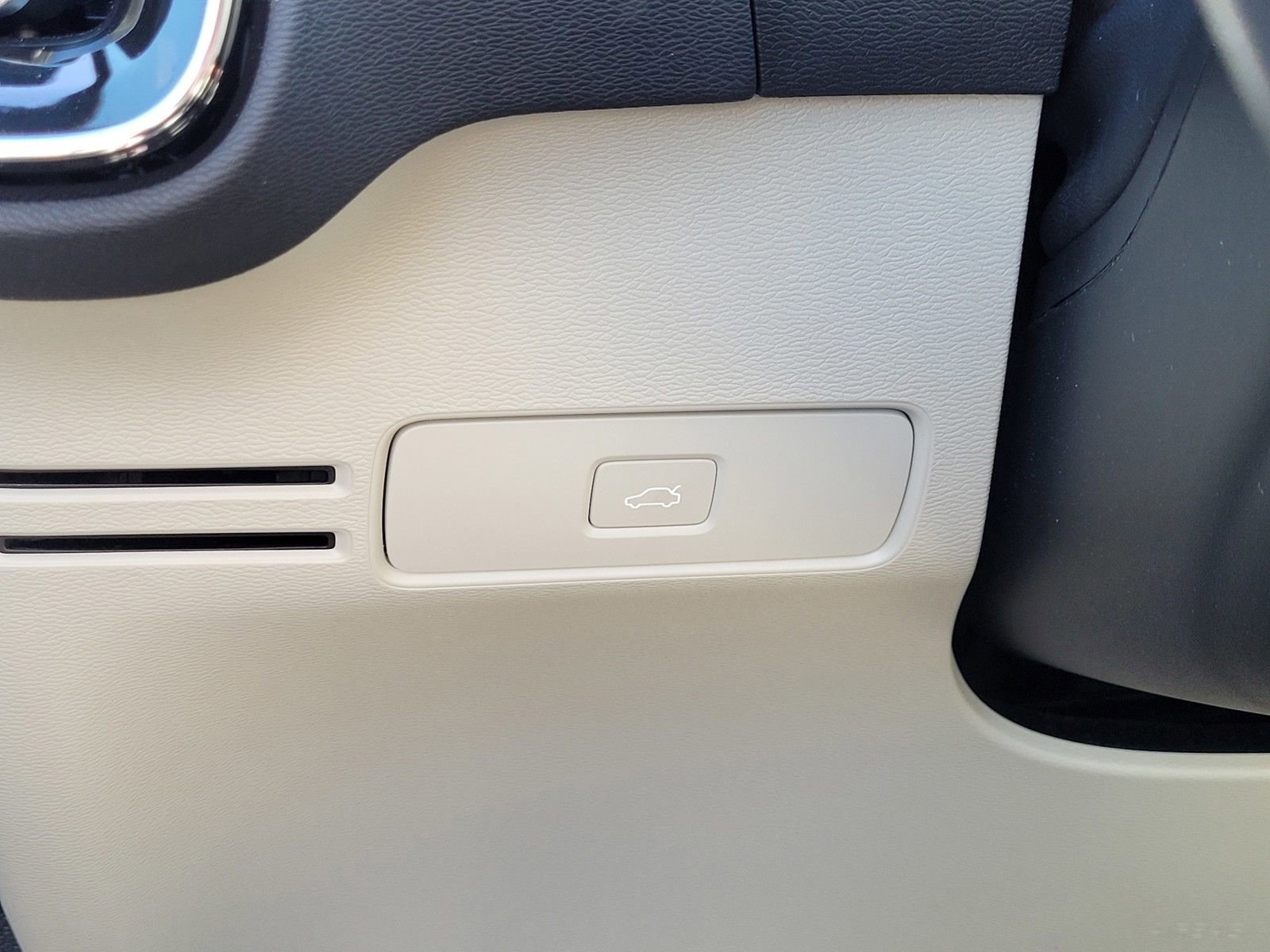 Certified 2023 Volvo XC40 B5 Plus w/ Driver Assist Package image 13