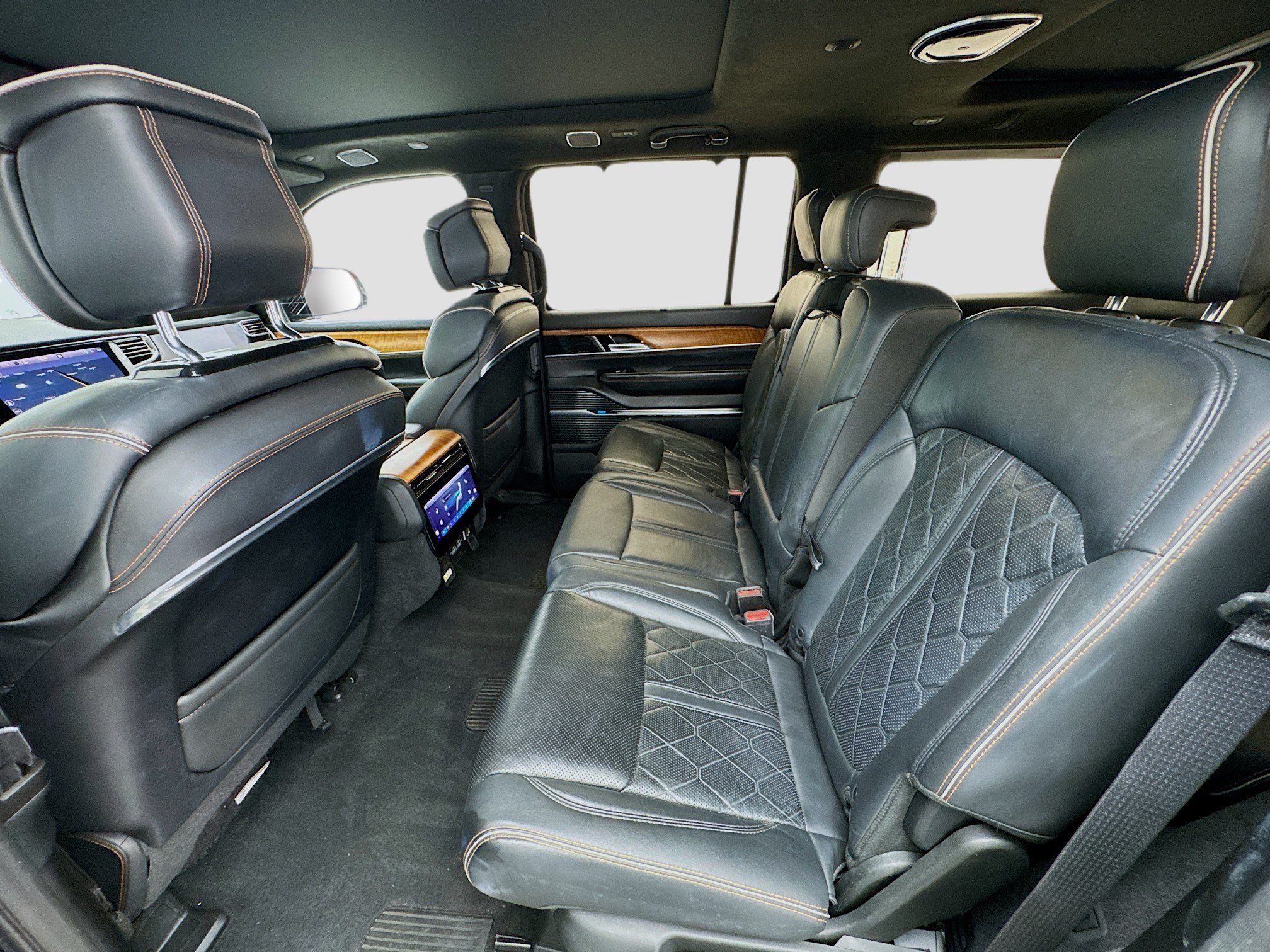 Used 2022 Jeep Grand Wagoneer Series III w/ Flexible Seating Group AWD/4WD image 16
