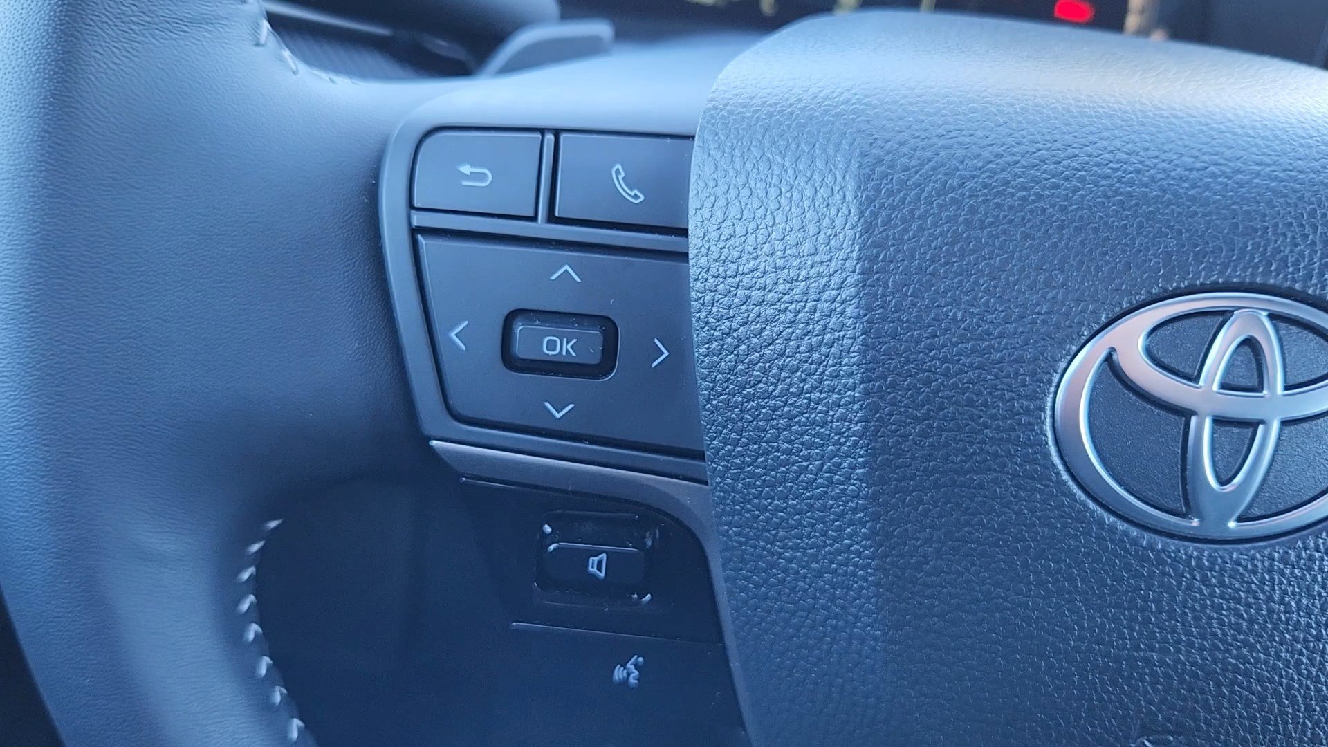 Used 2025 Toyota Camry SE w/ Convenience Package image 12