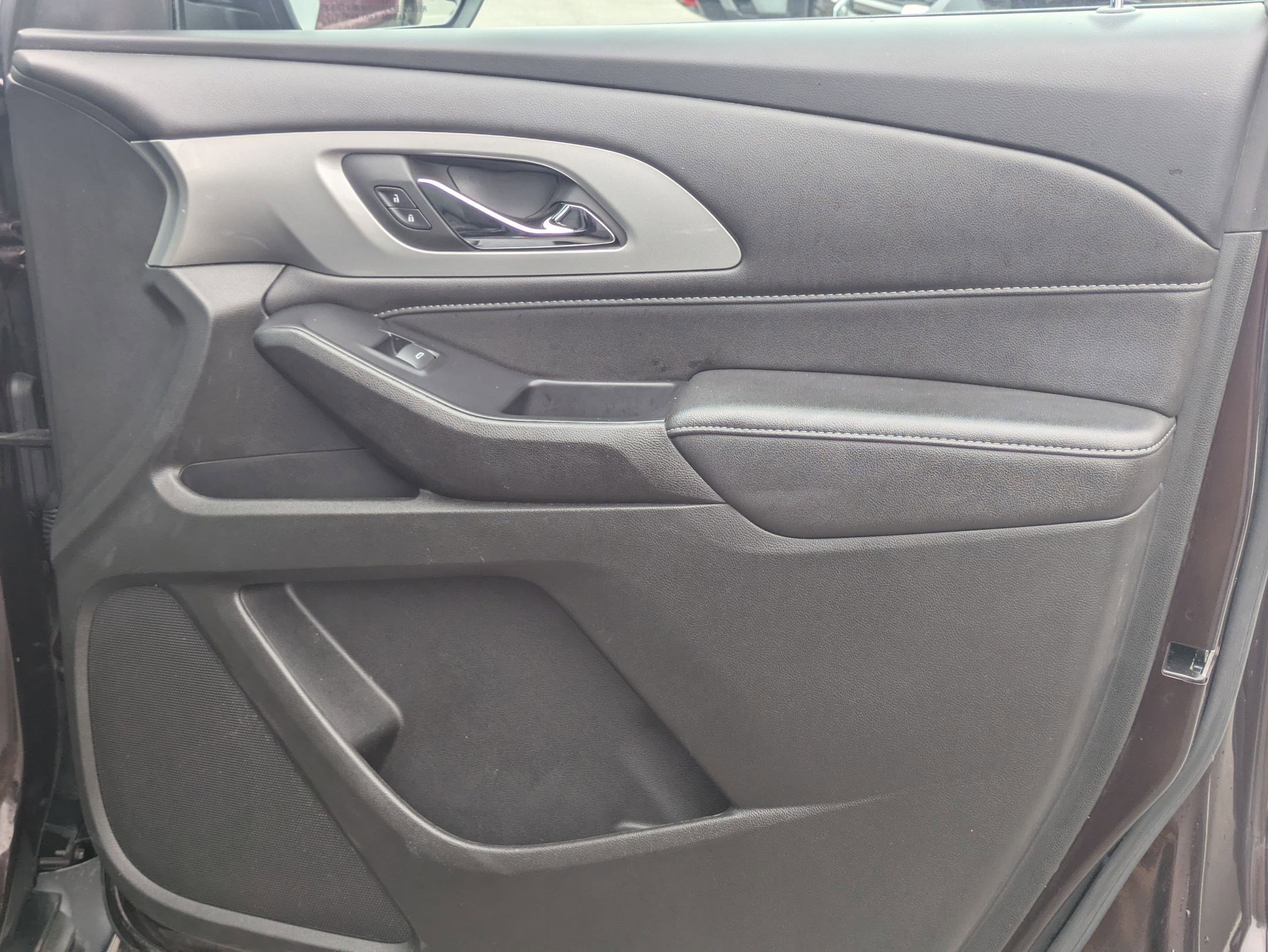 Used 2022 Chevrolet Traverse LT image 28