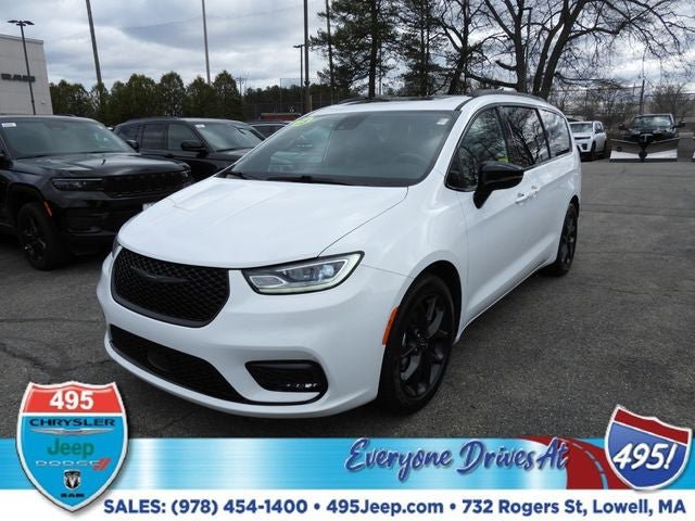 Used 2025 Chrysler Pacifica Limited FWD image 1