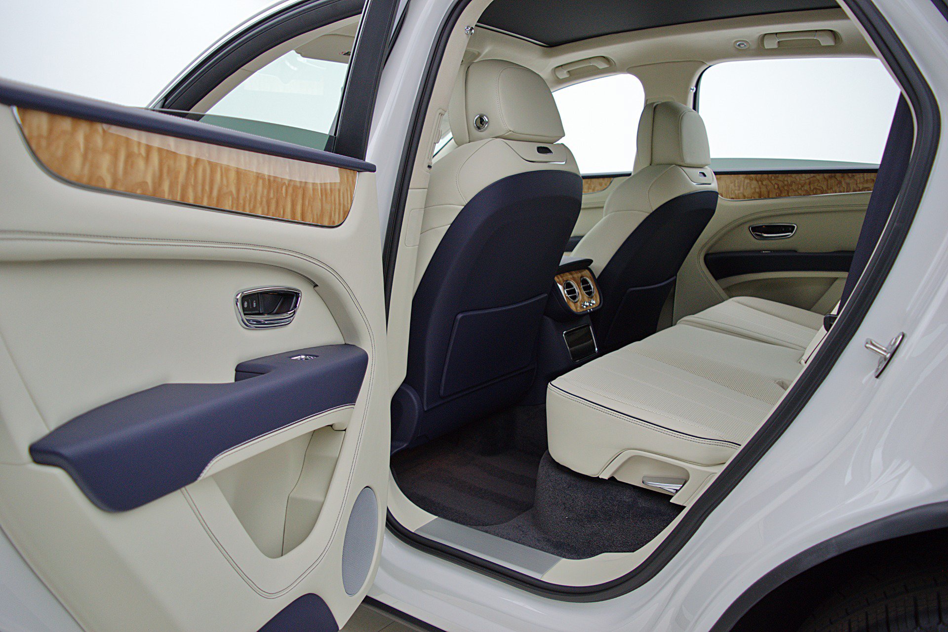 Certified 2023 Bentley Bentayga AWD/4WD image 43