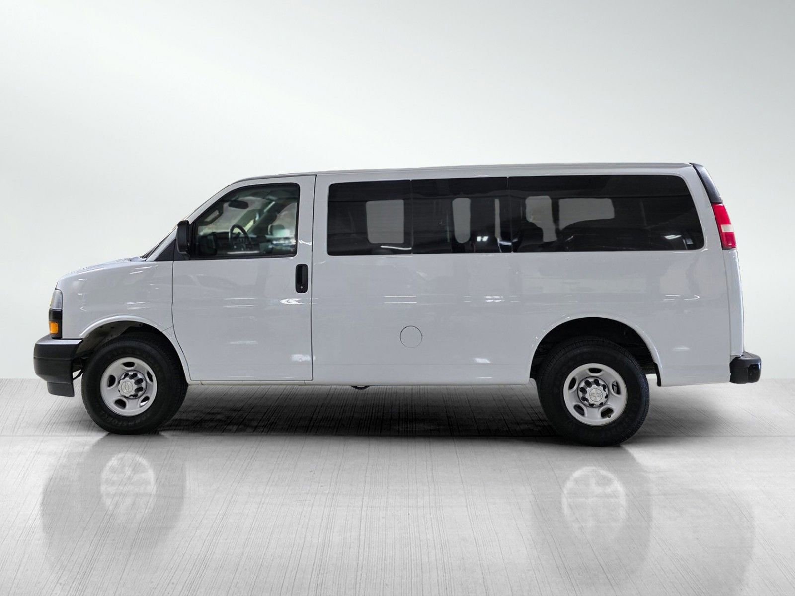 Used 2018 Chevrolet Express 2500 LS w/ Driver Convenience Package image 4