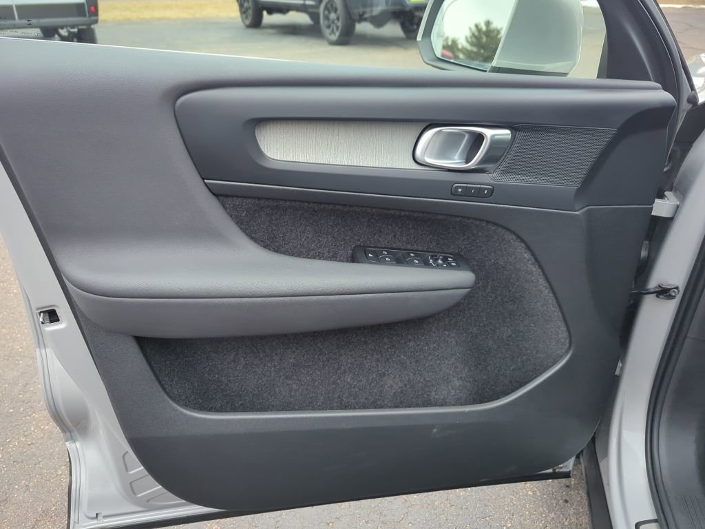 Used 2024 Volvo XC40 B5 Plus image 31