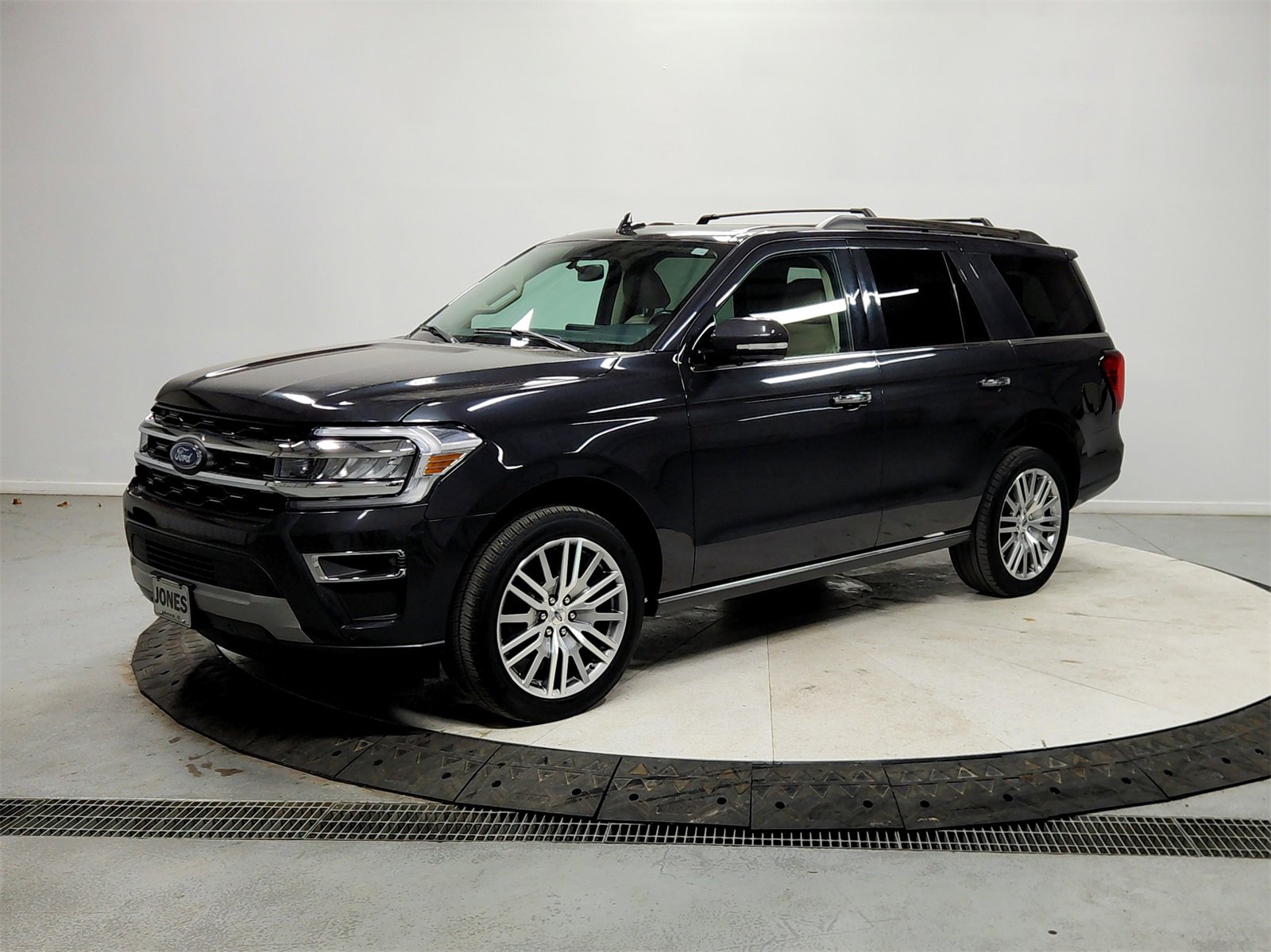 Used 2024 Ford Expedition Limited image 3