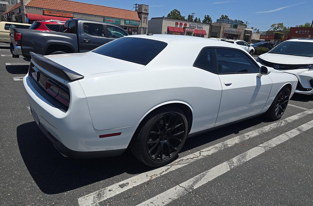 Used 2015 Dodge Challenger SXT RWD image 3