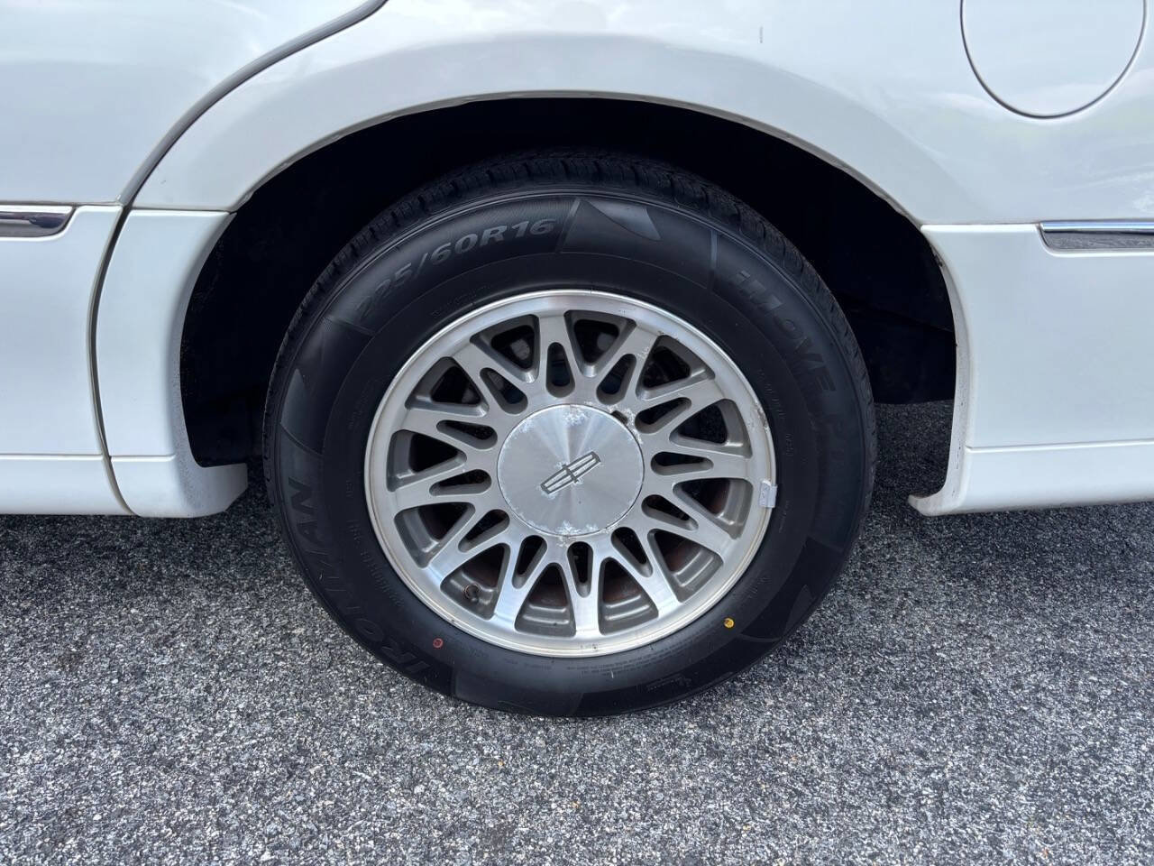 Used 2000 Lincoln Town Car Signature image 12