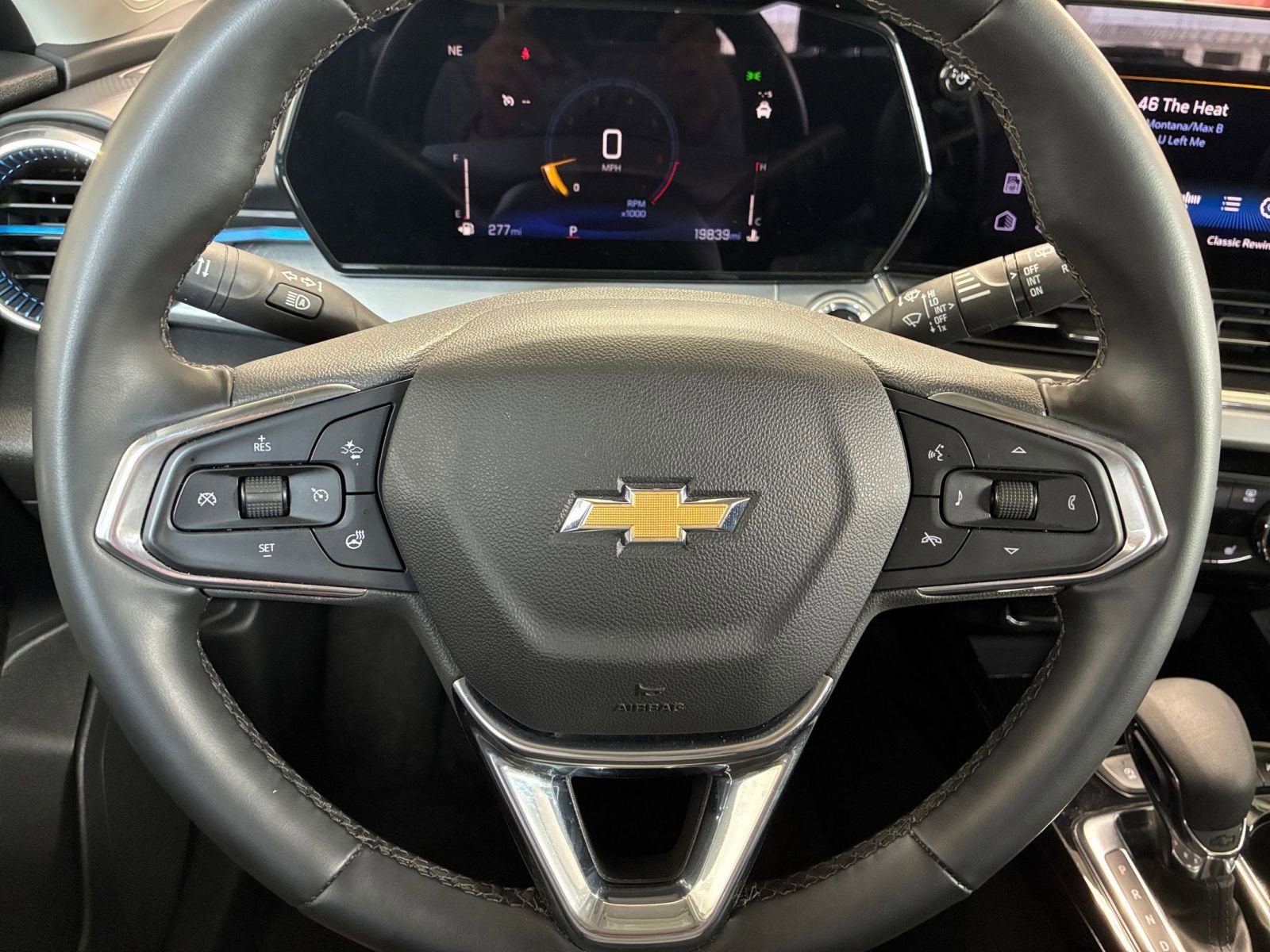 Used 2025 Chevrolet Trax LT w/ LT Convenience Package FWD image 27