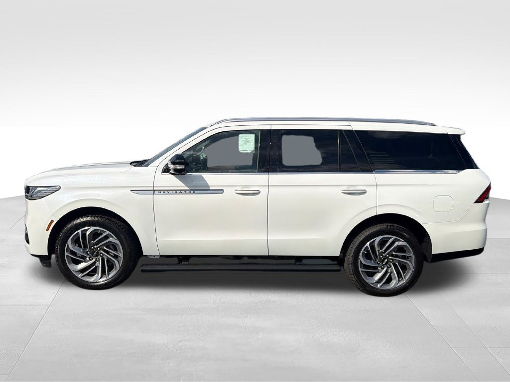 New 2027 Lincoln Navigator Reserve AWD/4WD image 2