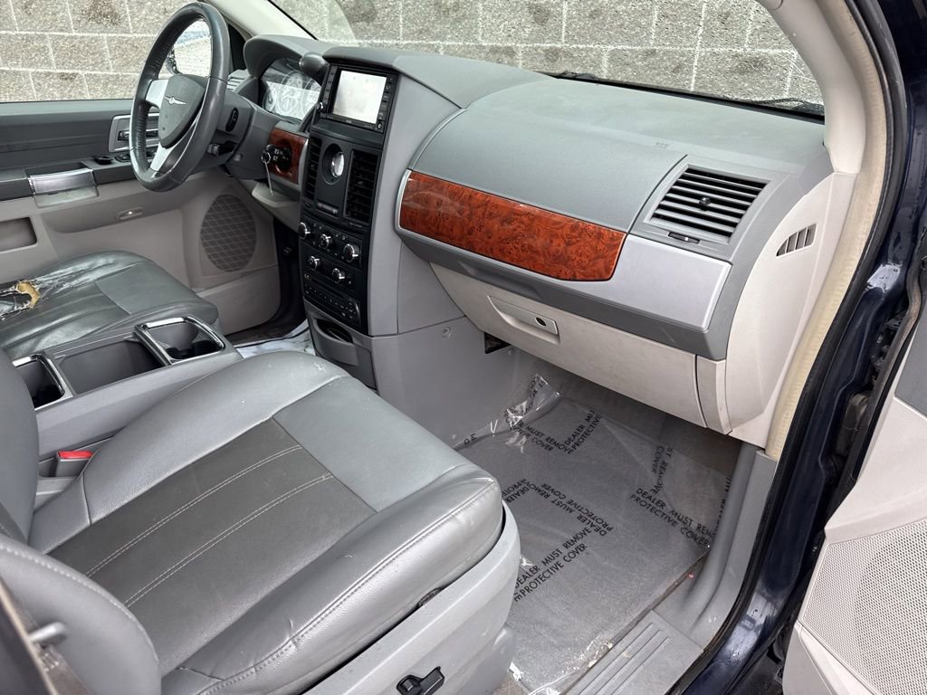 Used 2008 Chrysler Town & Country Touring image 28