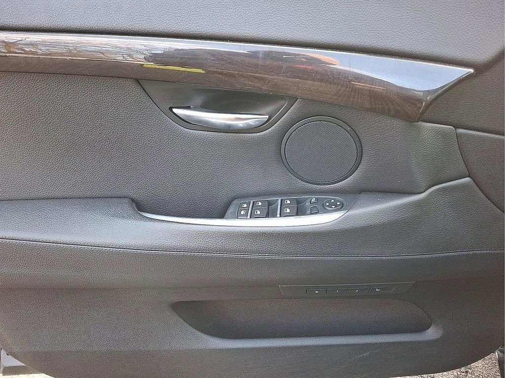 Used 2012 BMW 550i Gran Turismo xDrive image 10