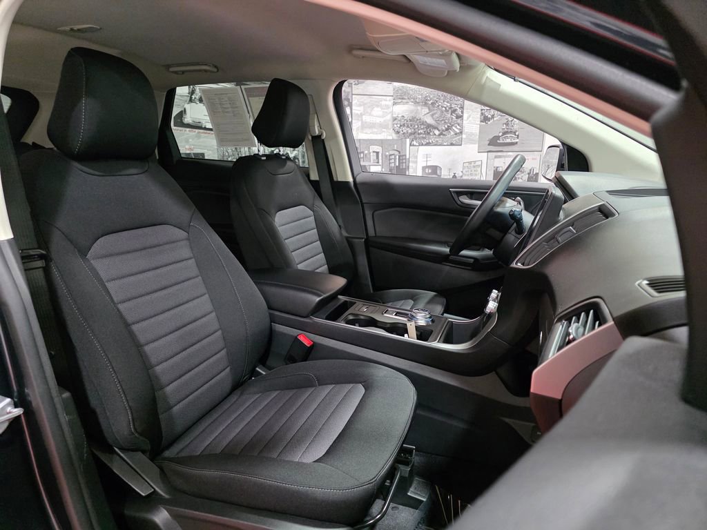 Used 2024 Ford Edge SE w/ Black Appearance Package image 17