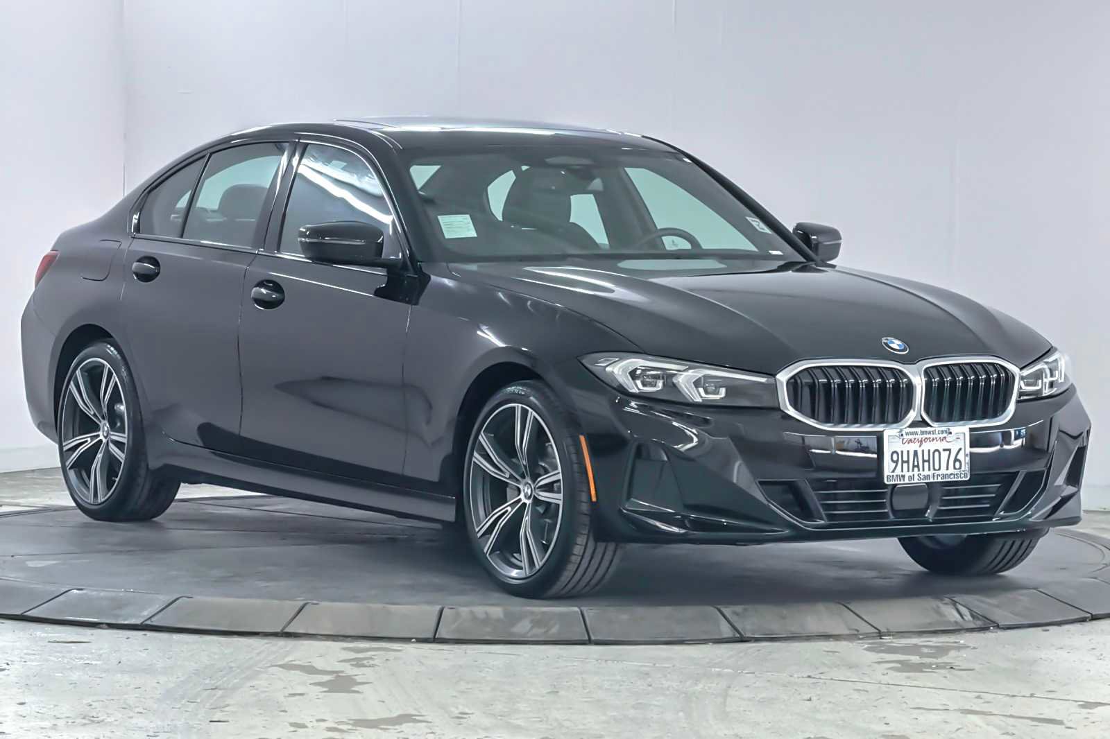 Used 2023 BMW 330i Sedan w/ Premium Package image 9