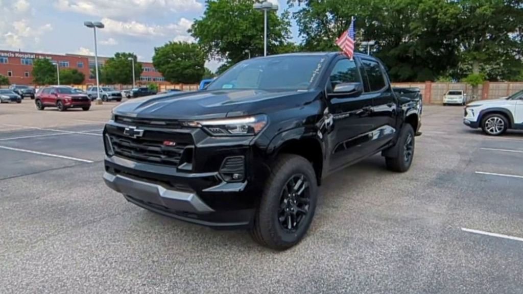 New 2025 Chevrolet Colorado Z71 w/ Midnight Edition image 4