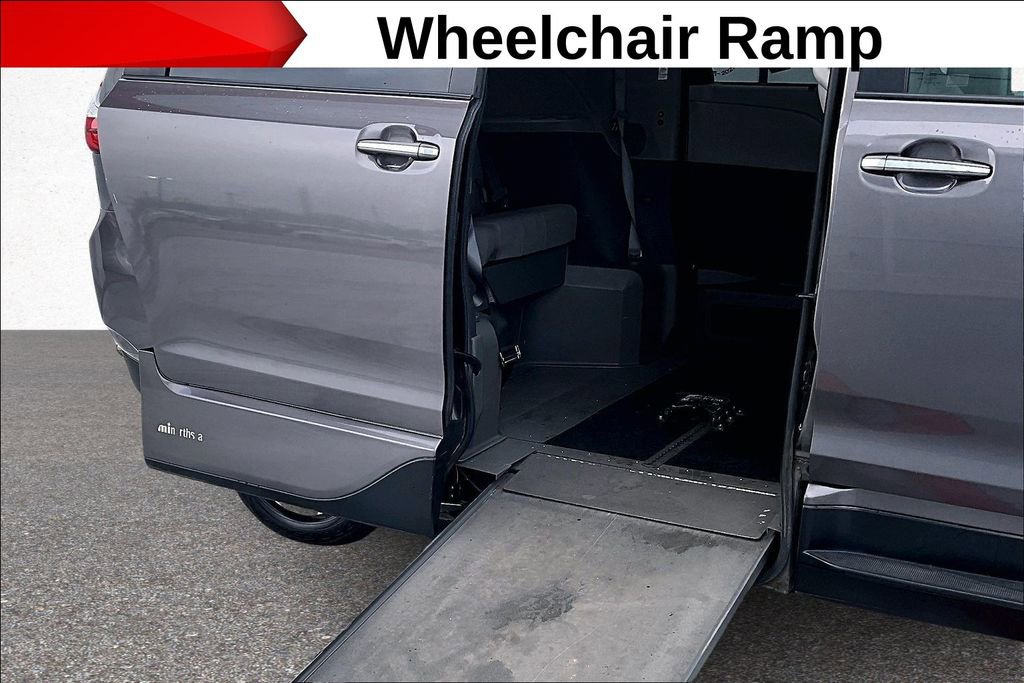 Used 2015 Toyota Sienna XLE w/ XLE Navigation Package image 26