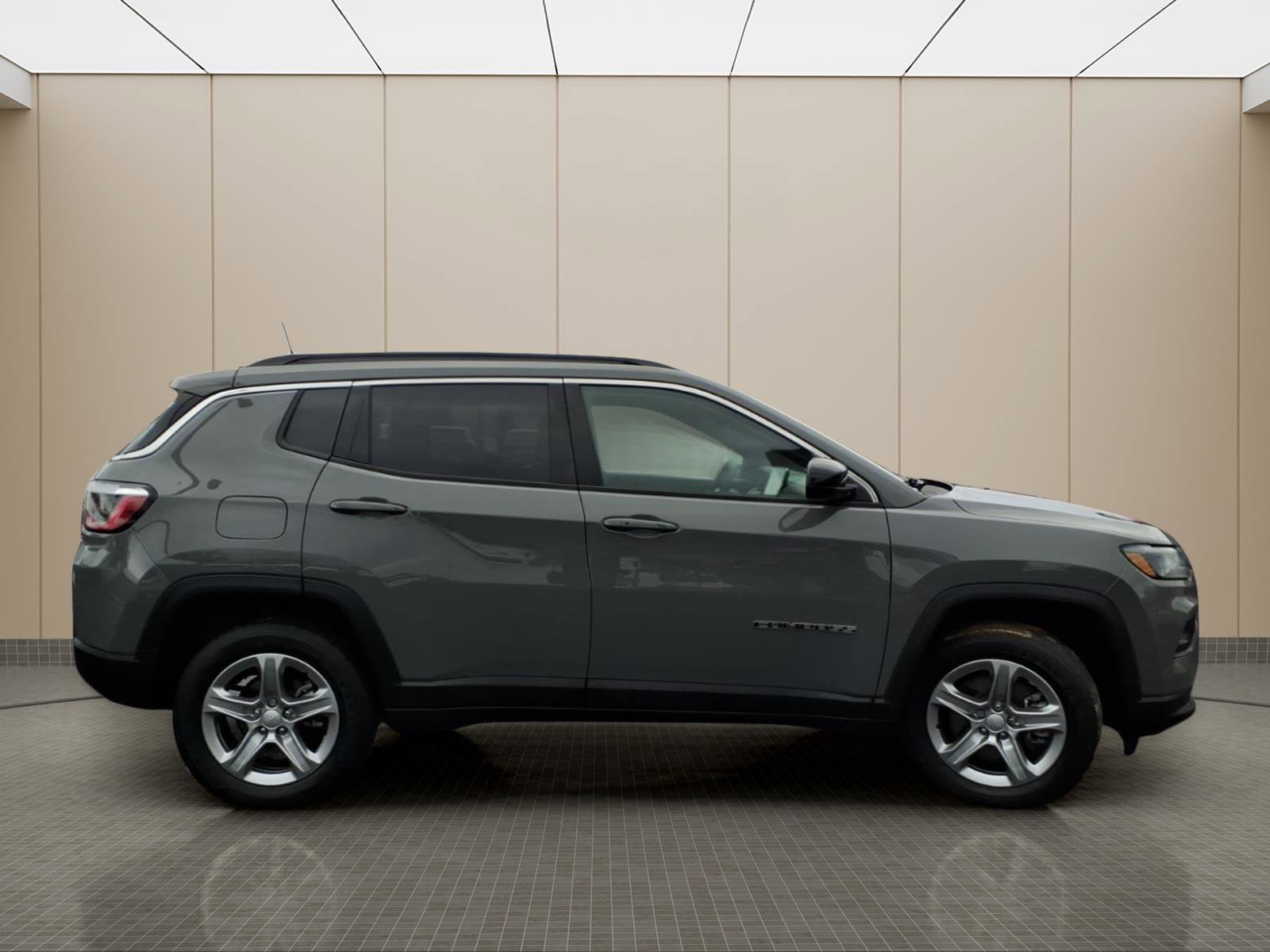 Used 2023 Jeep Compass Latitude image 5