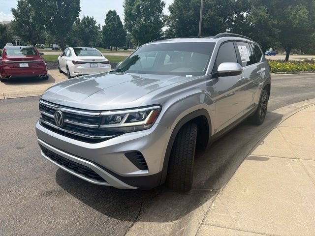 Used 2023 Volkswagen Atlas SE w/ Panoramic Sunroof Package AWD/4WD image 3