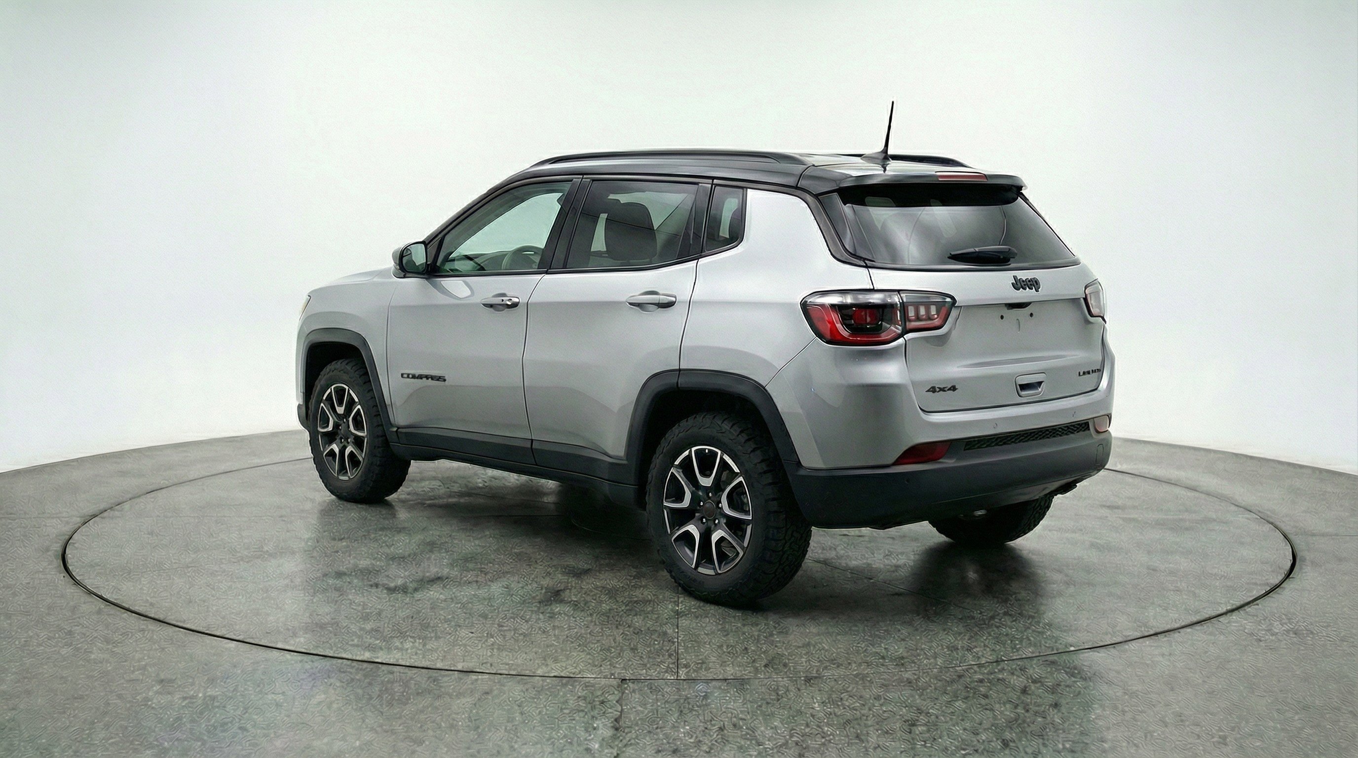 Used 2025 Jeep Compass Trailhawk image 6