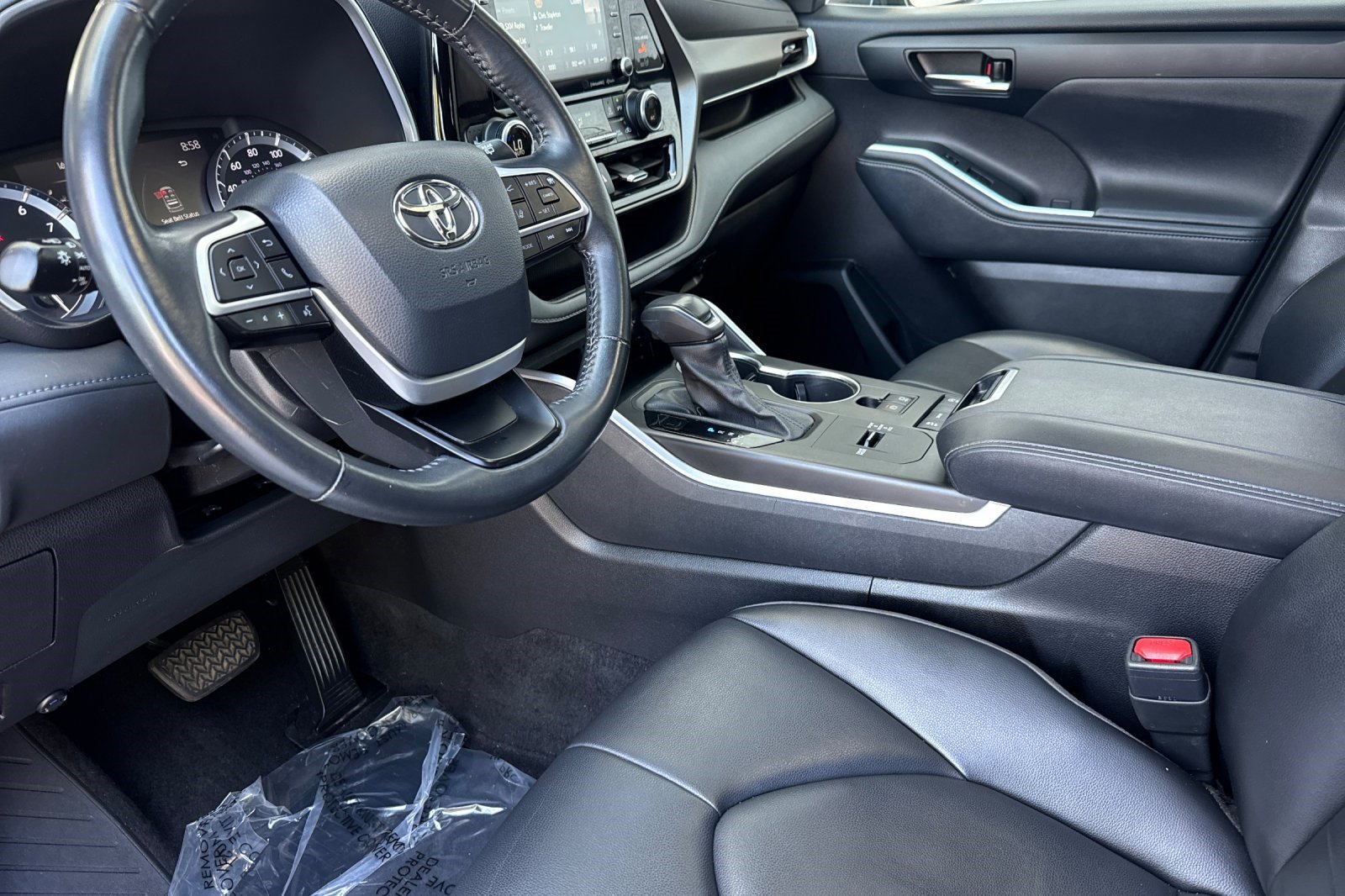 Used 2022 Toyota Highlander XLE FWD image 4