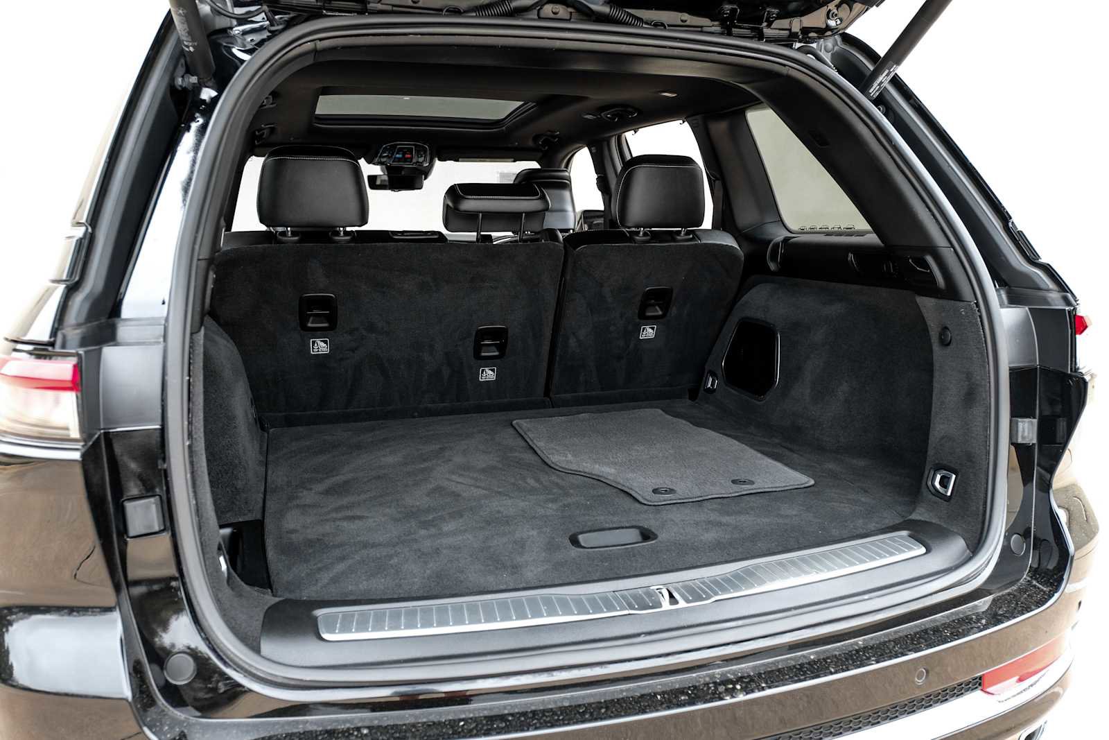 Used 2023 Jeep Grand Cherokee Overland w/ Luxury Tech Group IV AWD/4WD image 54