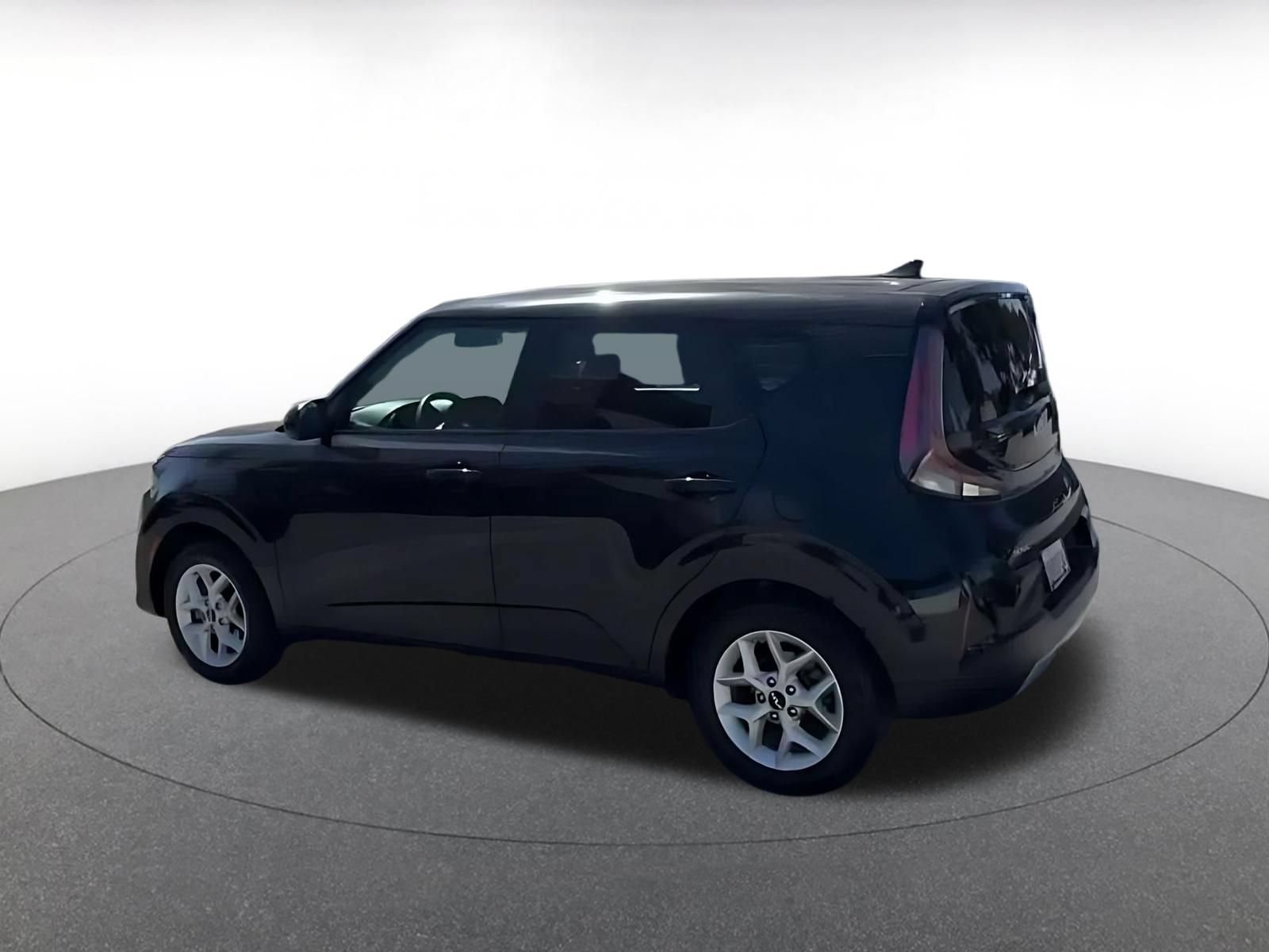 Used 2025 Kia Soul LX w/ LX Technology Package FWD image 9