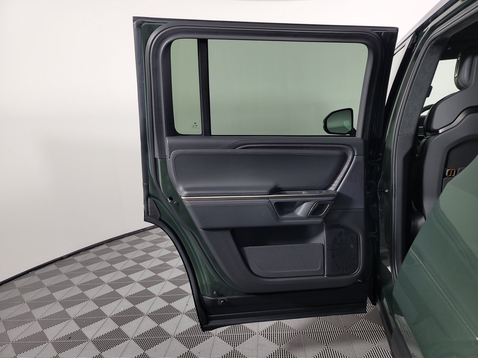 Used 2024 Rivian R1S Adventure AWD/4WD image 17