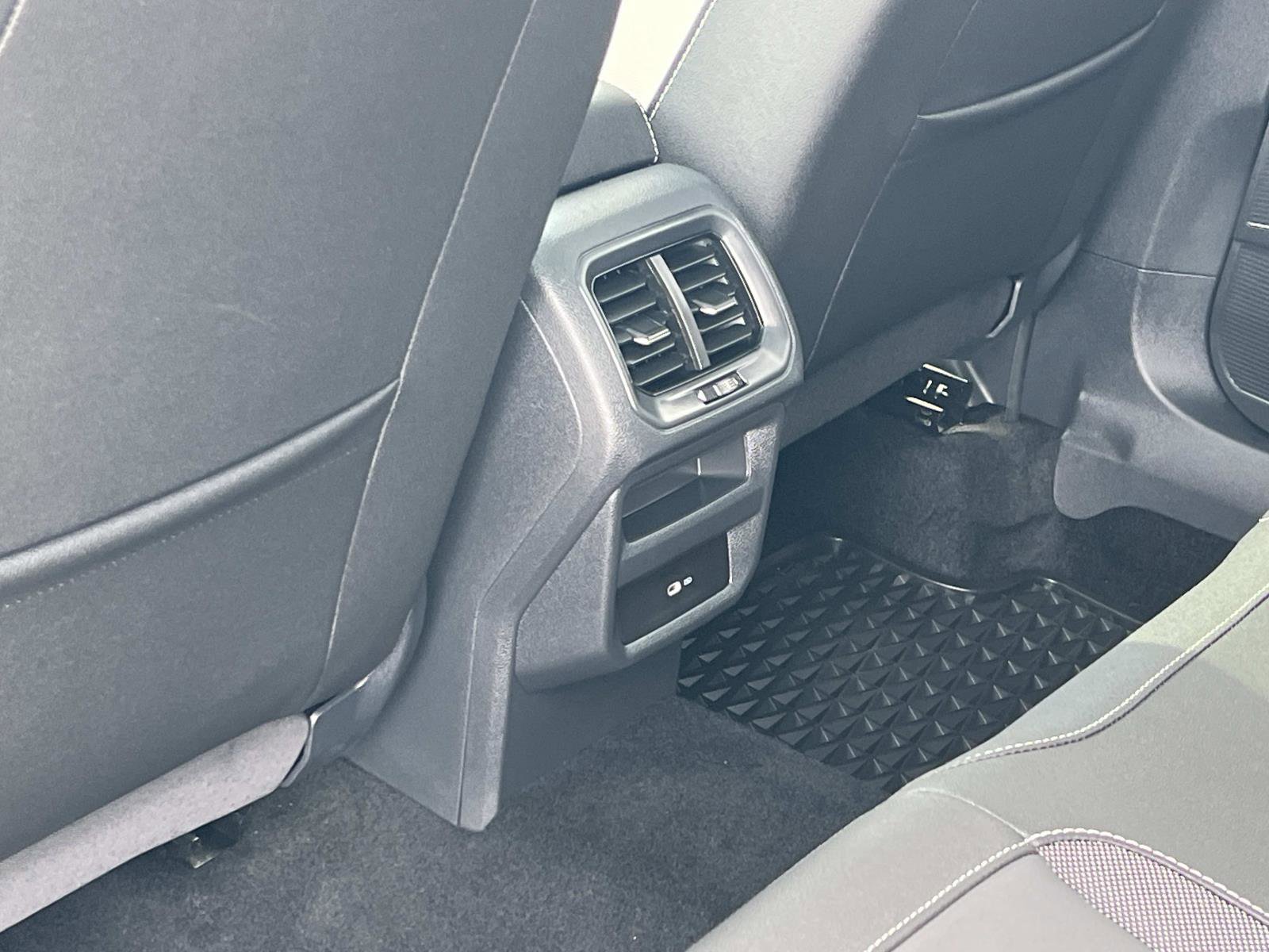 Used 2025 Volkswagen Taos SE w/ Panoramic Sunroof Package image 23