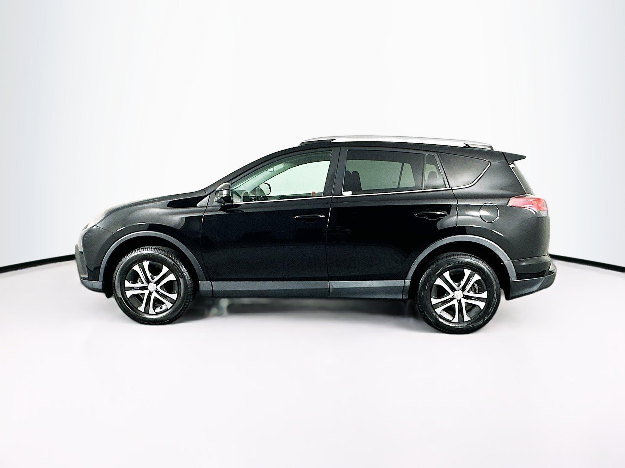 Used 2016 Toyota RAV4 LE image 4