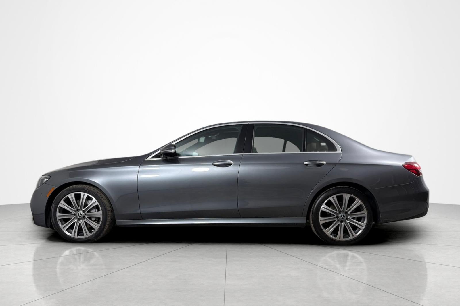 Used 2023 Mercedes-Benz E 350 4MATIC Sedan image 2