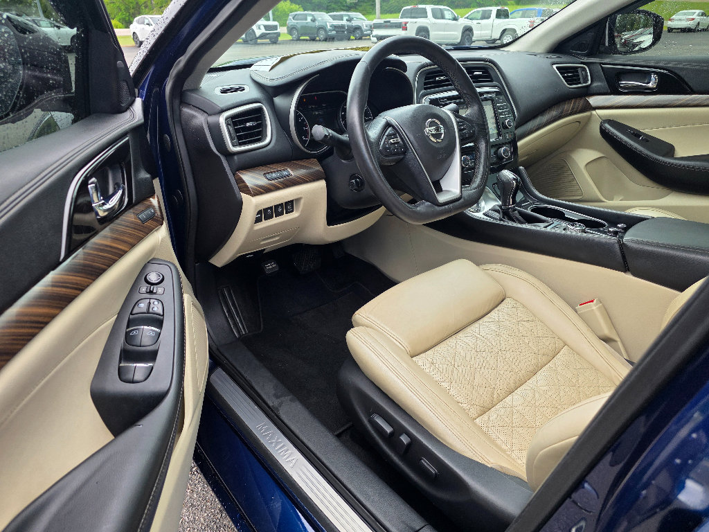 Used 2016 Nissan Maxima Platinum w/ Interior Lighting Package FWD image 10
