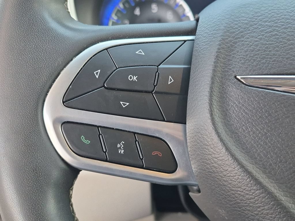 Used 2023 Chrysler Pacifica Touring-L FWD image 23