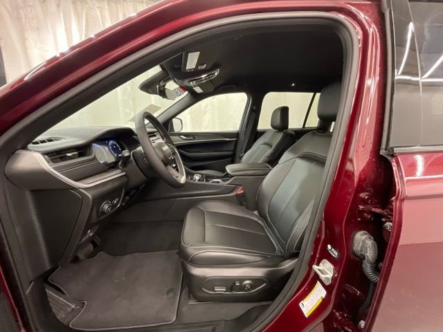 Used 2025 Jeep Grand Cherokee Limited w/ Black Appearance Package AWD/4WD image 10
