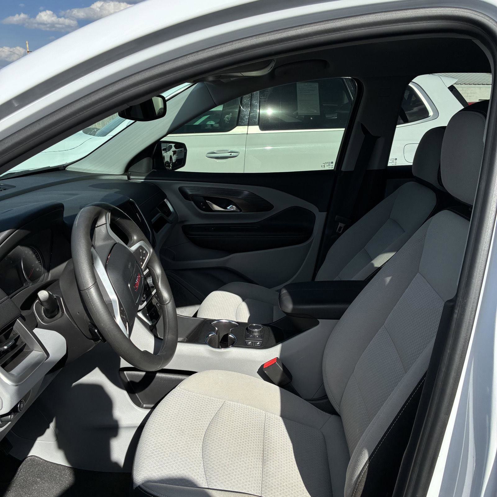 Used 2024 GMC Terrain SLE w/ Driver Convenience Package image 8