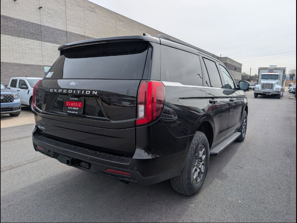 New 2026 Ford Expedition Active image 3