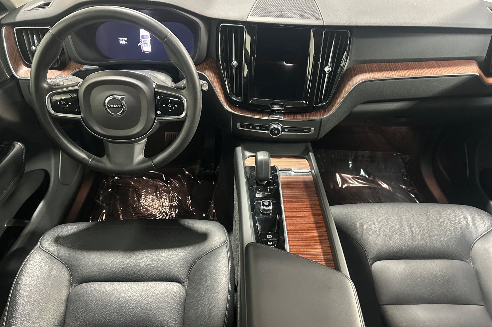 Certified 2024 Volvo XC60 B5 Plus AWD/4WD image 3