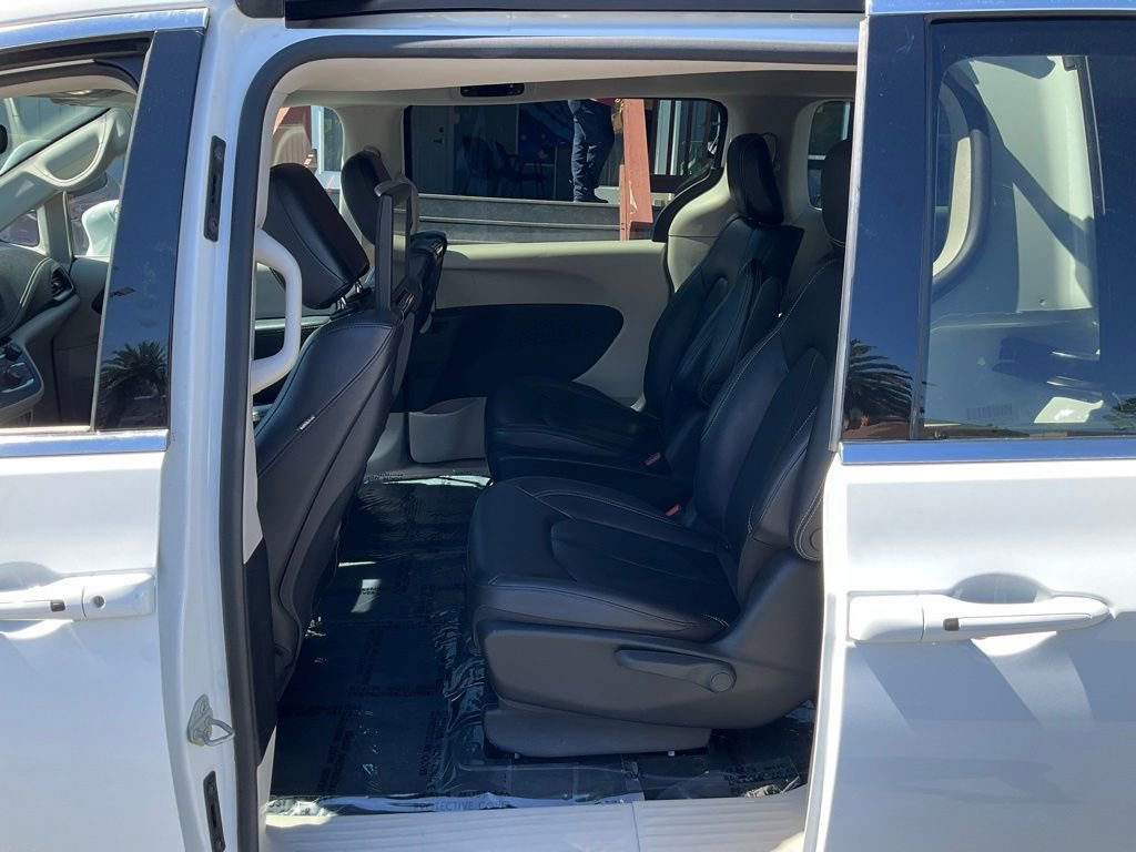 Used 2022 Chrysler Pacifica Touring-L w/ Uconnect Theater Family Group image 26