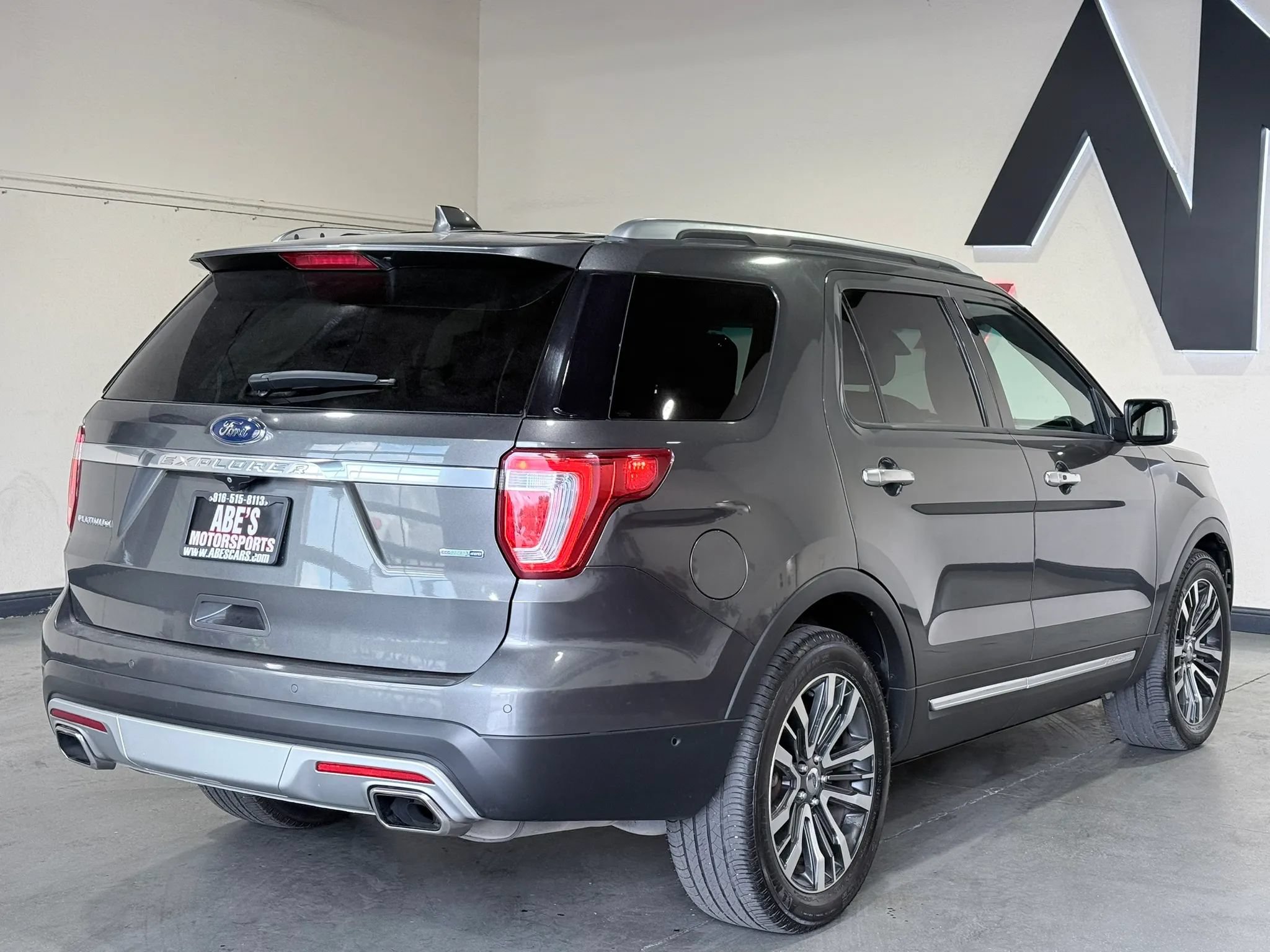 Used 2016 Ford Explorer Platinum AWD/4WD image 4