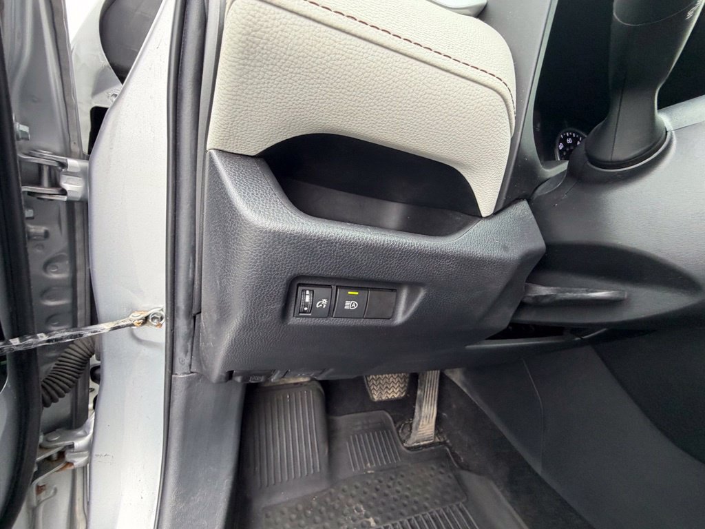 Used 2022 Toyota RAV4 XLE AWD/4WD image 16