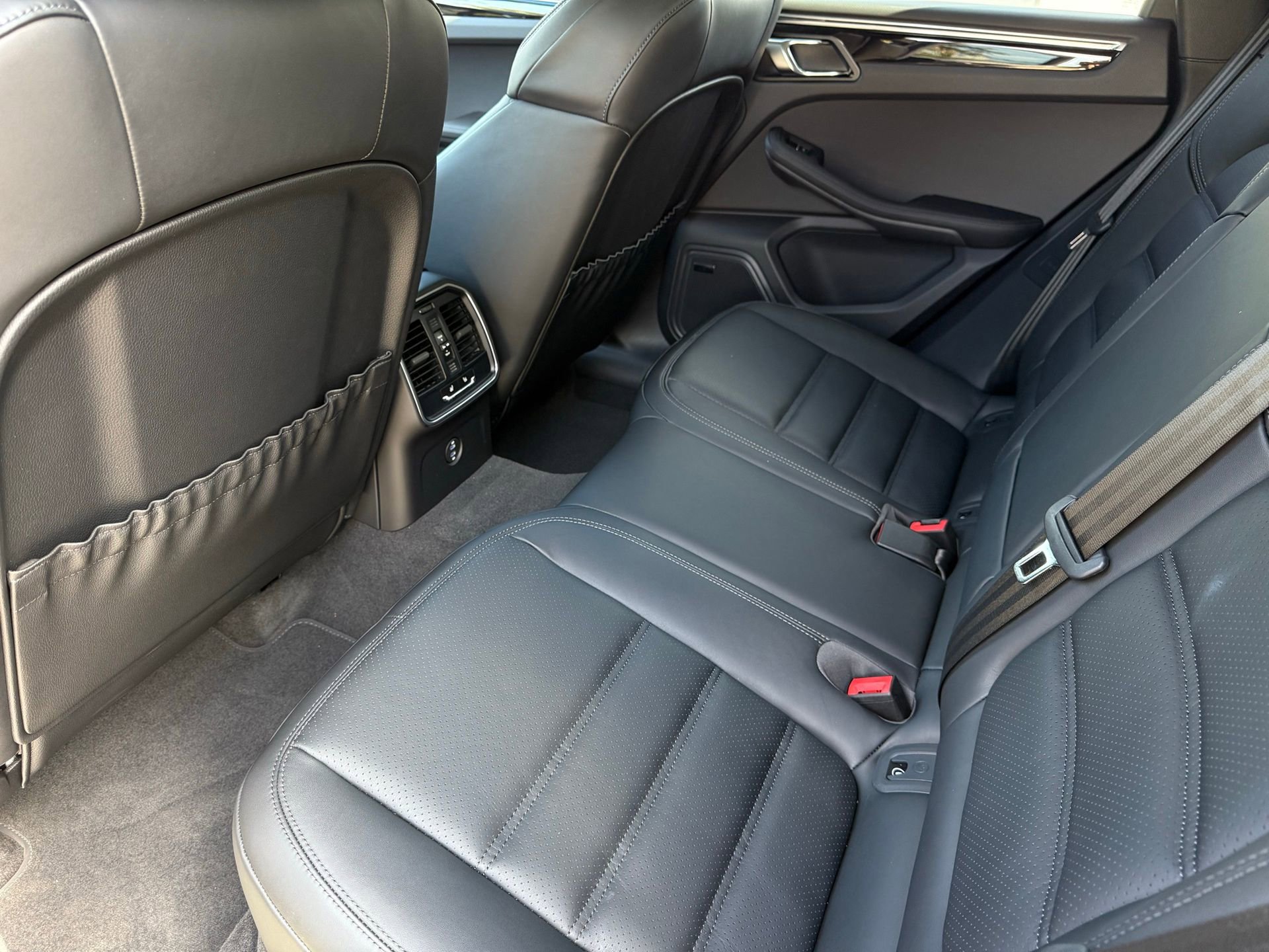 Used 2025 Porsche Macan AWD/4WD image 30