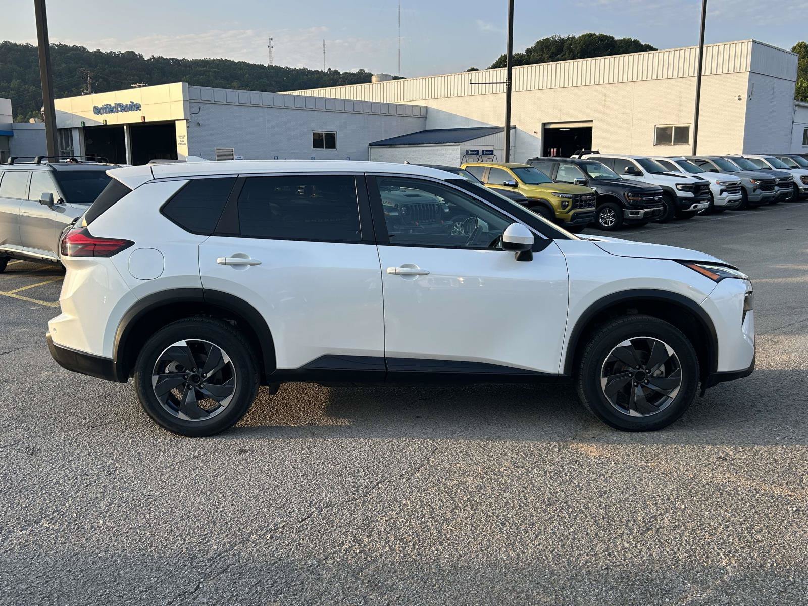Used 2024 Nissan Rogue SV AWD/4WD image 8