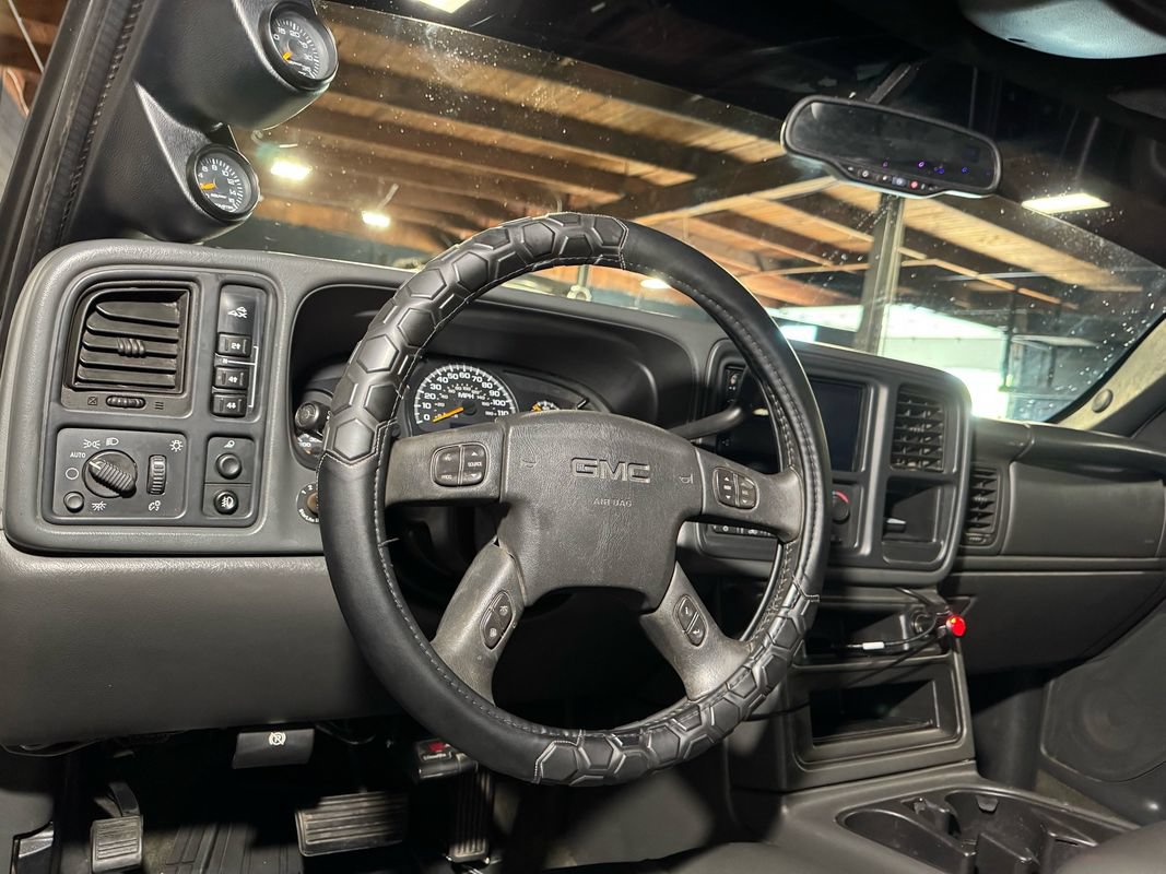 Used 2005 GMC Sierra 2500 SLT w/ Heavy-Duty Power Package AWD/4WD image 11
