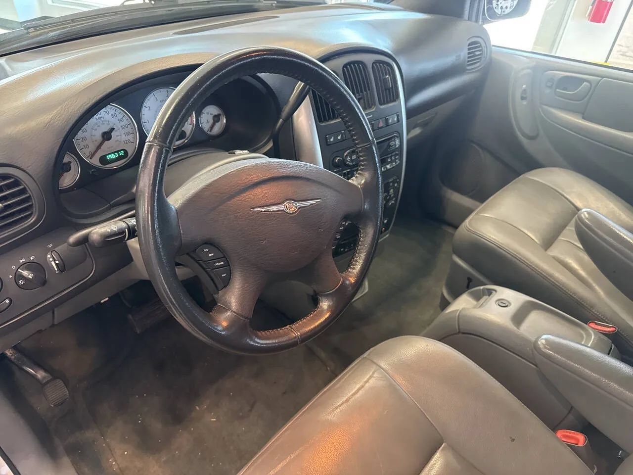 Used 2005 Chrysler Town & Country Touring w/ Luxury Group FWD image 15