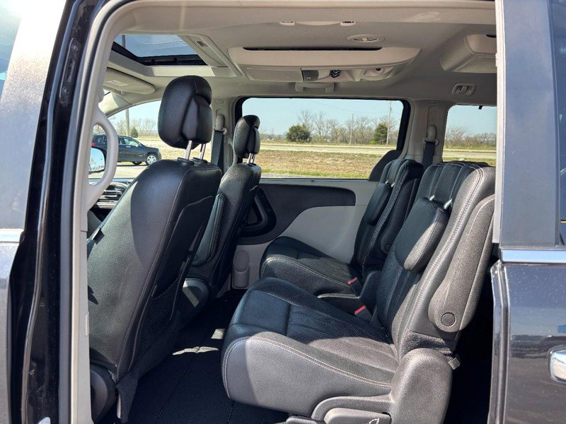 Used 2016 Chrysler Town & Country Touring-L image 11