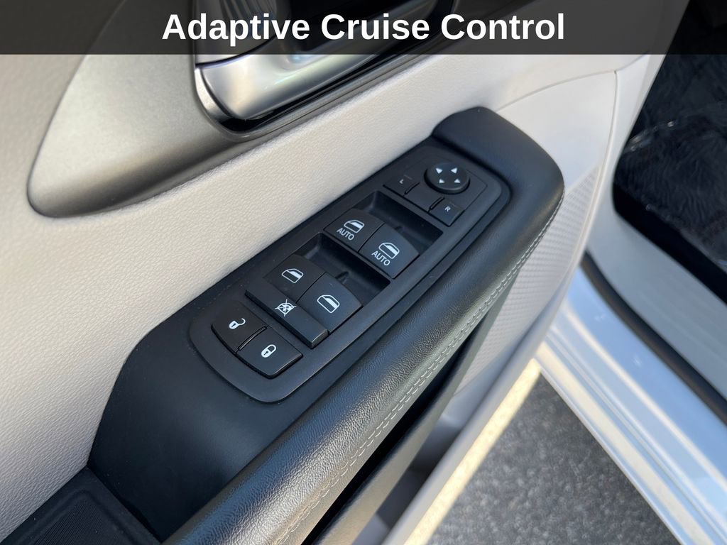 Used 2024 Chrysler Pacifica Select image 15