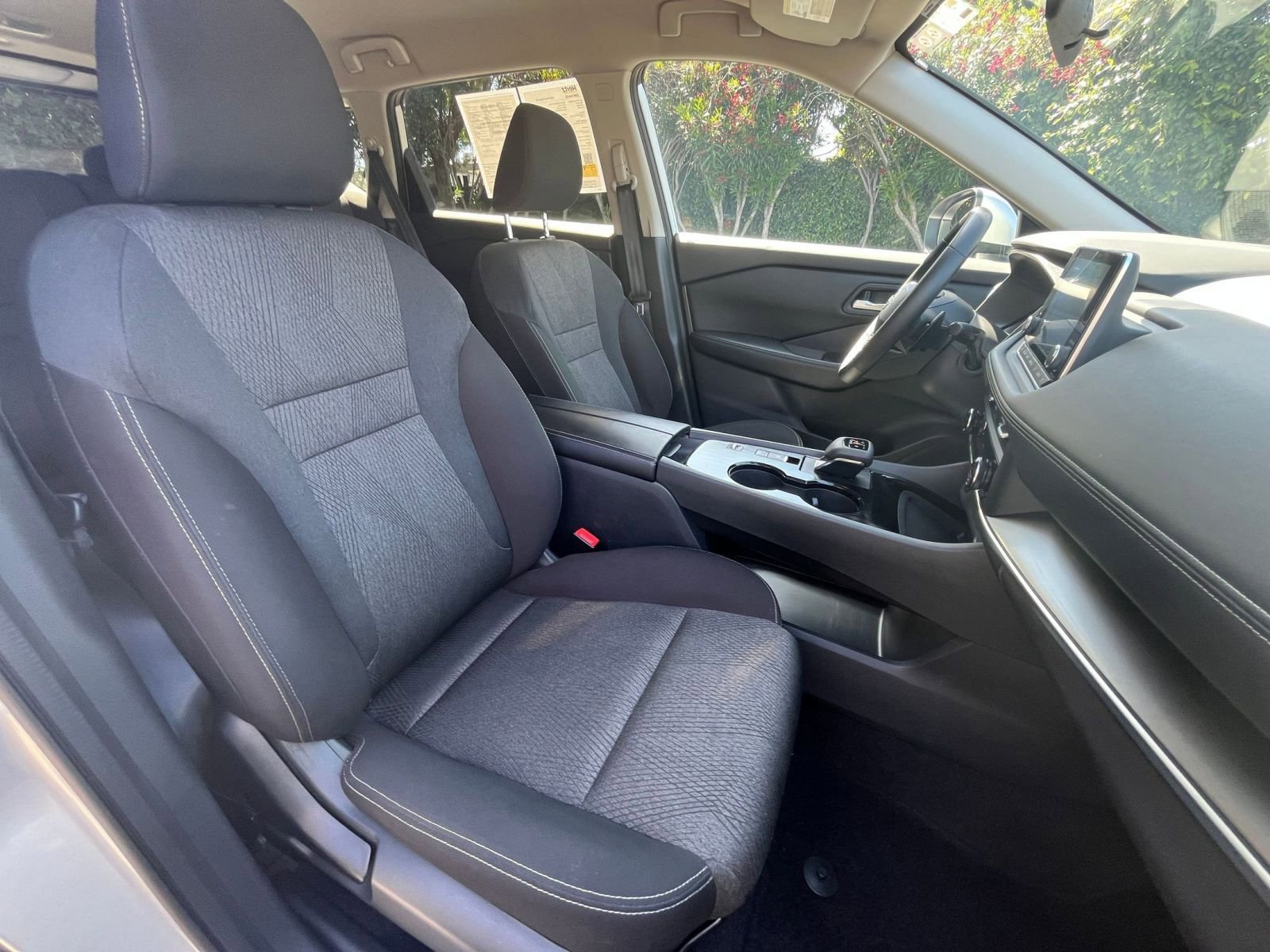 Used 2025 Nissan Rogue SV image 38